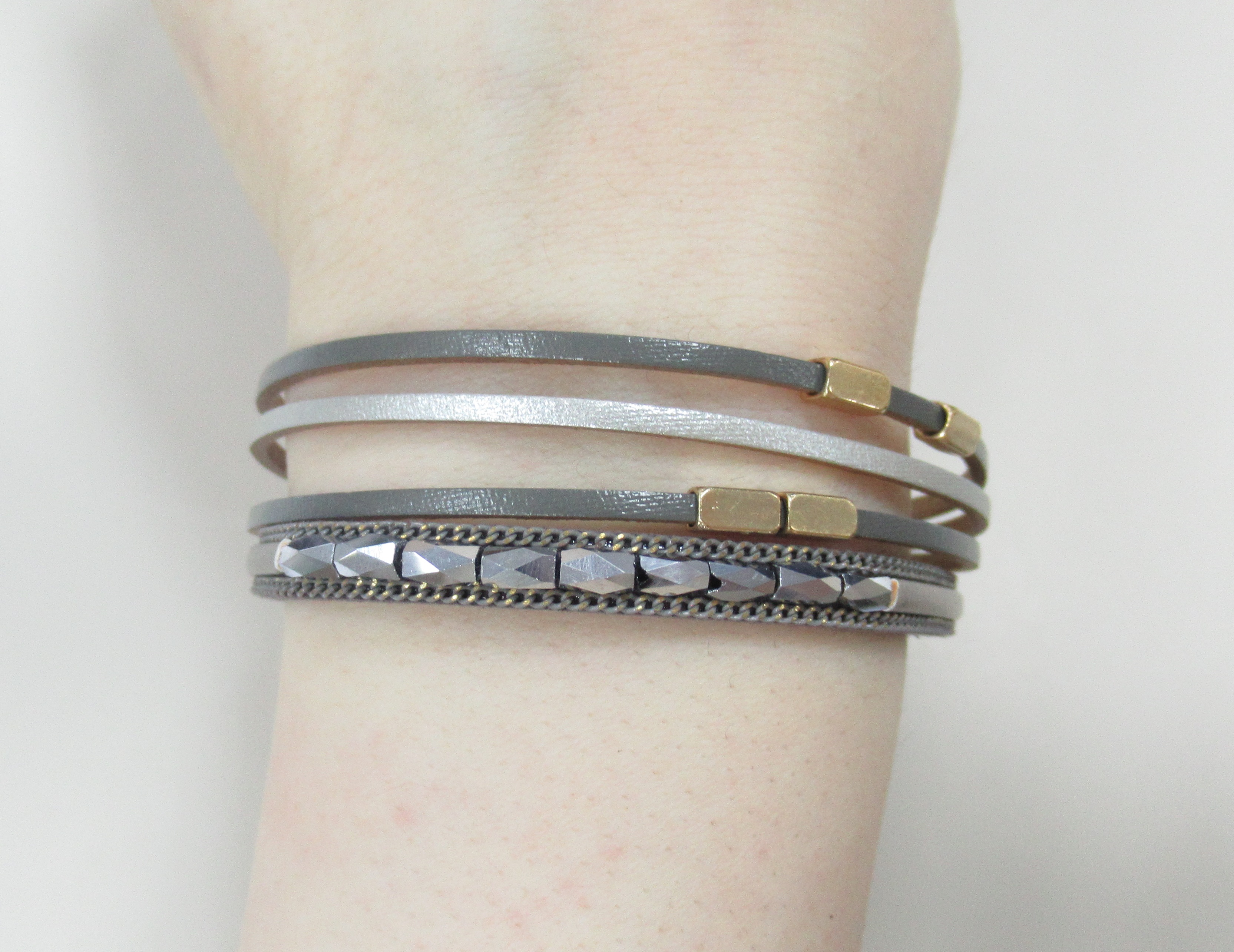 Бижутерный браслет с кожей